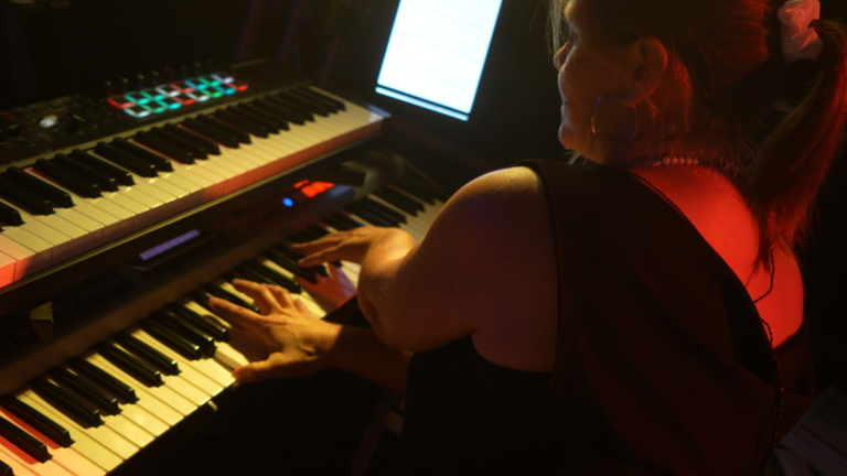 Carole au clavier pour un mariage en vendée, avec l'orchestre zephyr