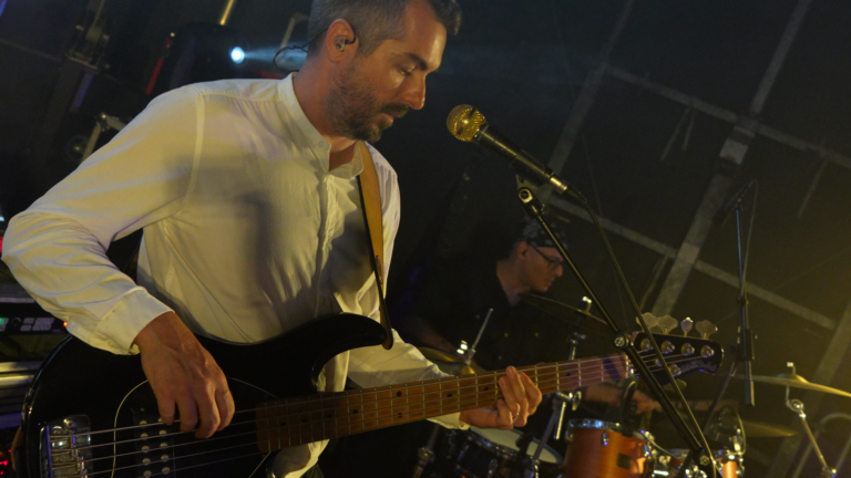 Le bassiste de l'orchestre ZEPHYR en Vendée, Loire Atlantique