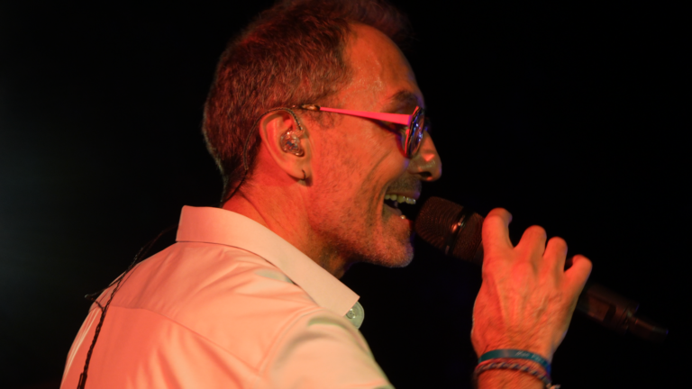 ALdo chante ce soir-là pour une cérémonie de mariage en Maine et loire