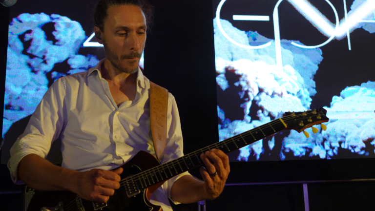 Romain notre guitariste, en plein solo lors d'un mariage en vendée
