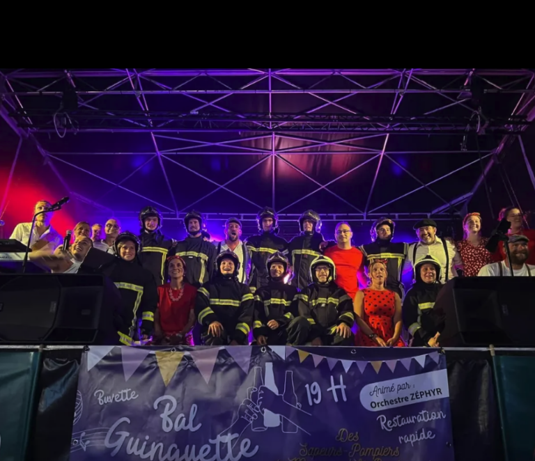 La photo de groupe des pompiers lors d'une prestation de l'orchestre ZEPHYR en 2026